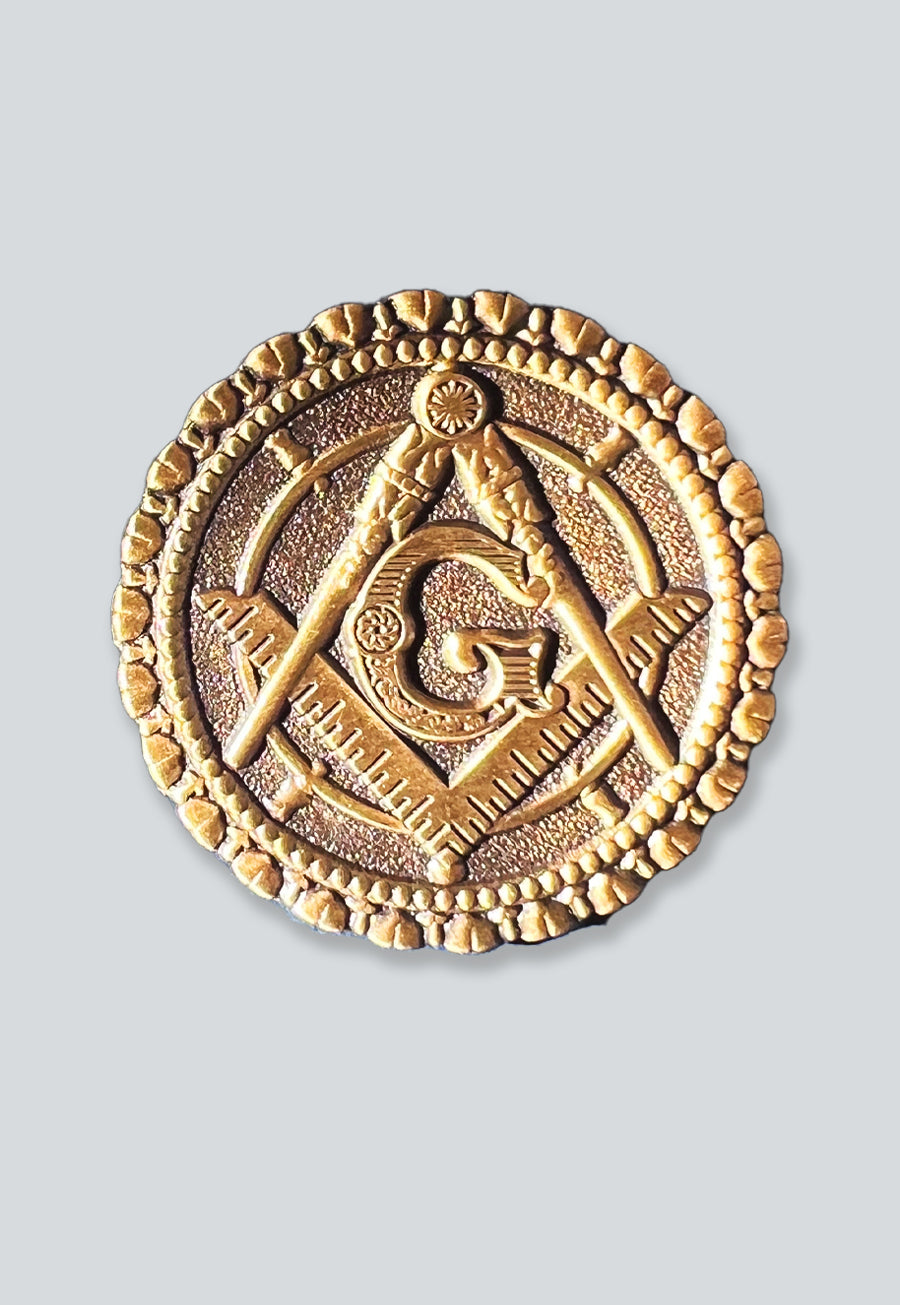 Square &amp; Compass Round Masonic Lapel Pin - [Antique Brass][1'' Diameter]
